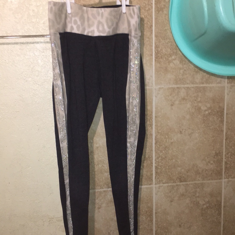 White and gray Leaperd leggings